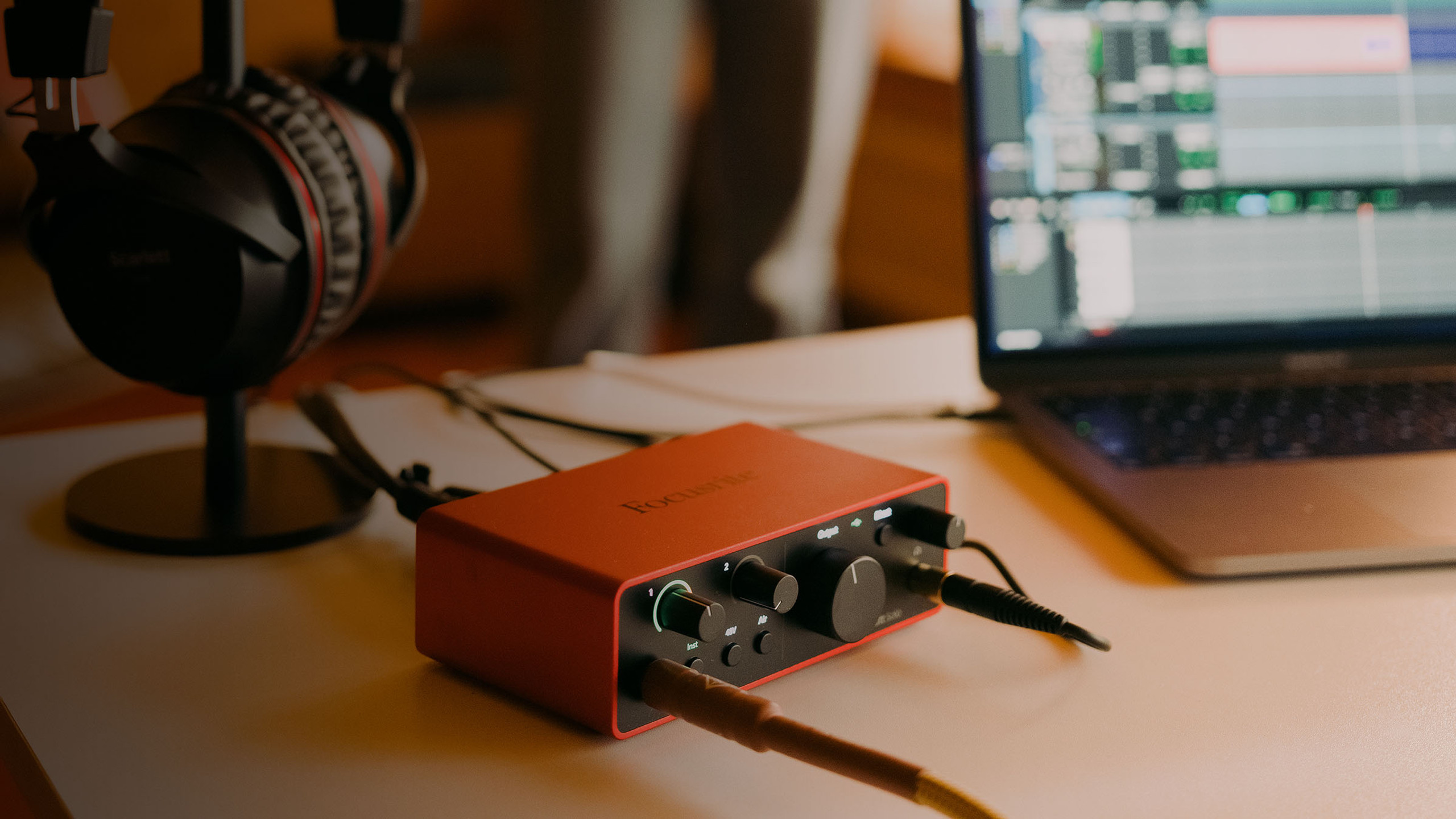 Студийный звук в ваших руках: Focusrite Scarlett Solo 4th Gen – ваш путь к хитам!